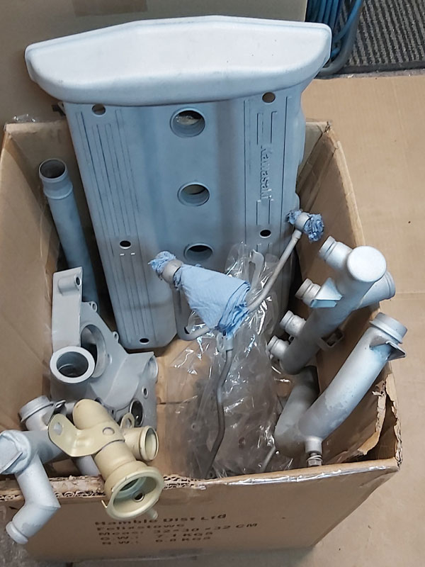 vintage kawasaki Gpz750 parts stripped ready for painting